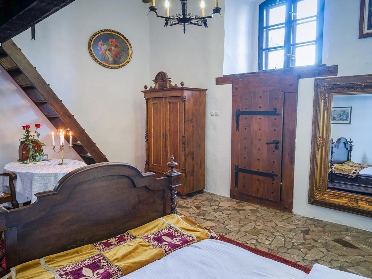 Zamek Rycerski Sobków Exteriér fotografie