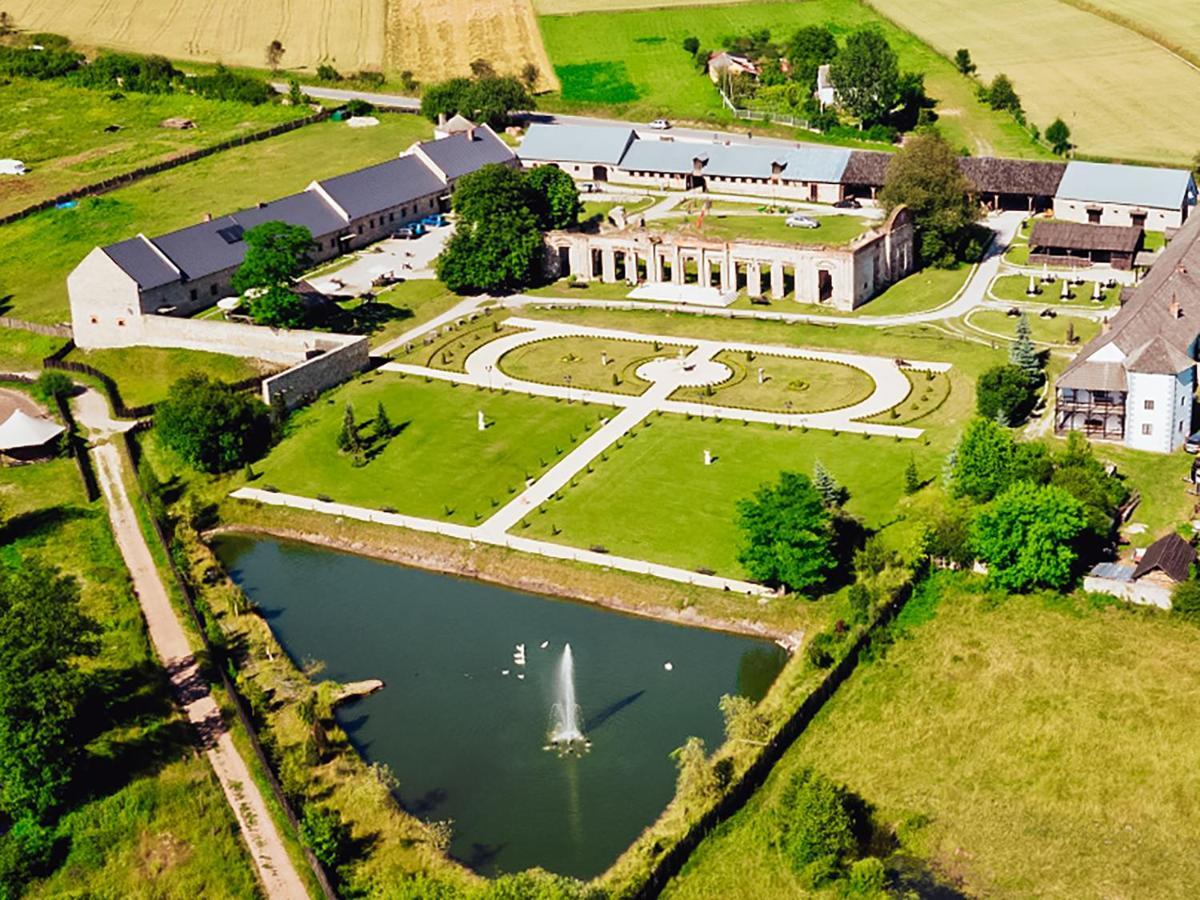 Zamek Rycerski Sobków Exteriér fotografie