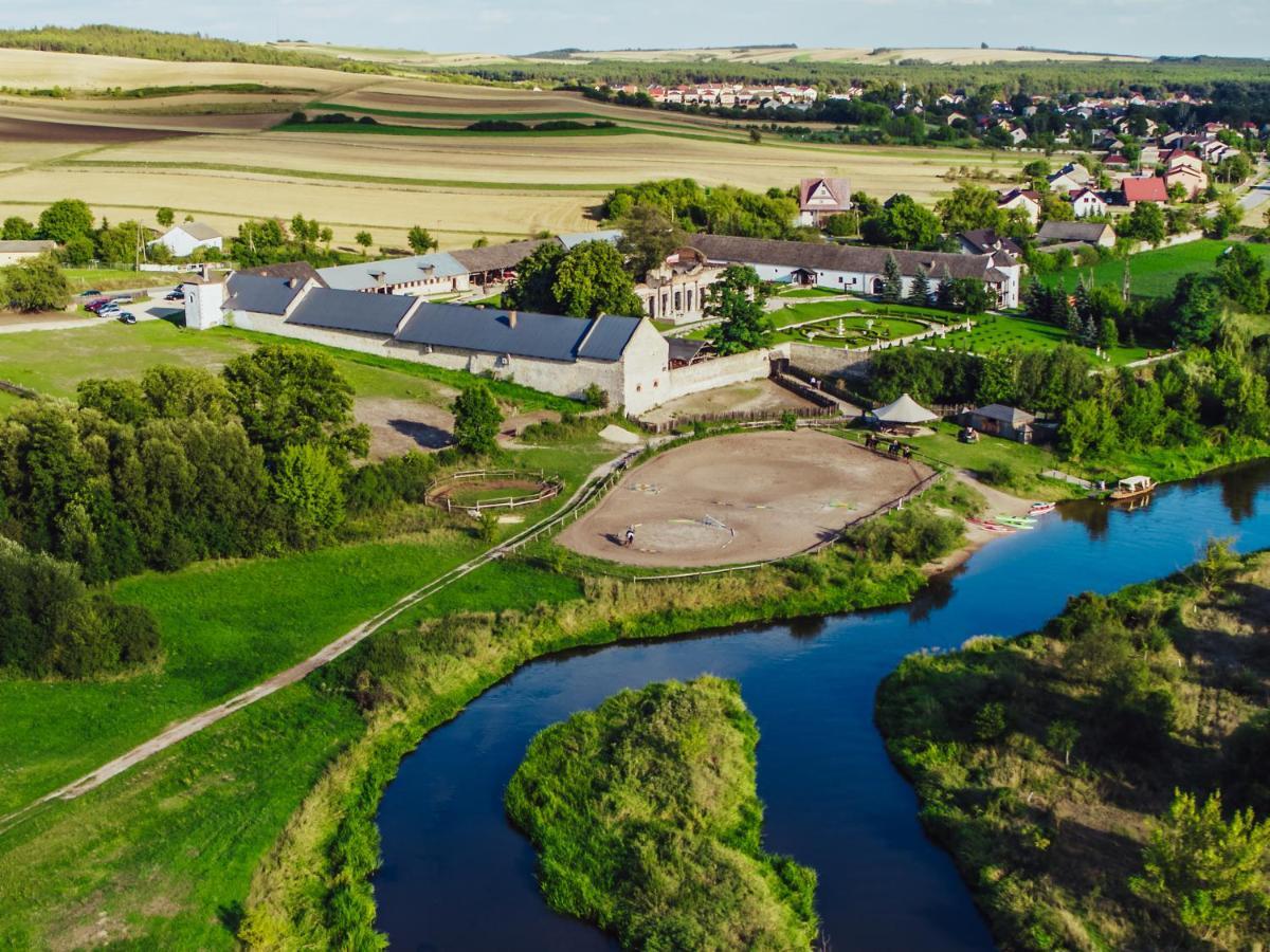 Zamek Rycerski Sobków Exteriér fotografie